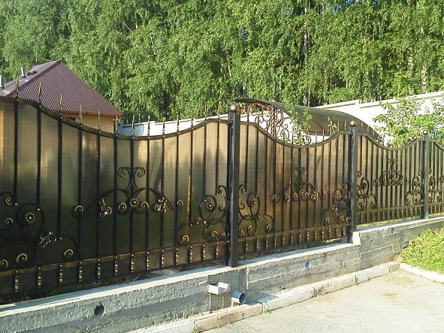 Кованый забор с вставками из поликарбоната для дачи