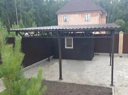 Автомобильный навес из металлочерепицы с плоской крышей